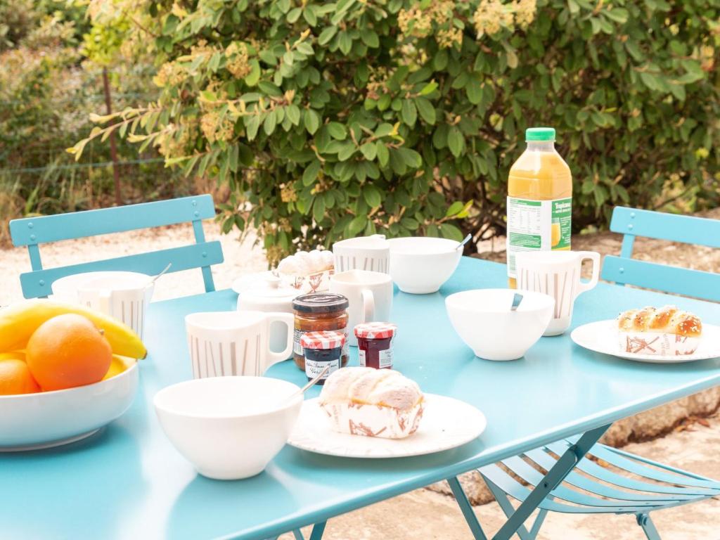 una mesa azul con platos de comida. en Holiday Home Les Dunes-3 by Interhome en Quiberon