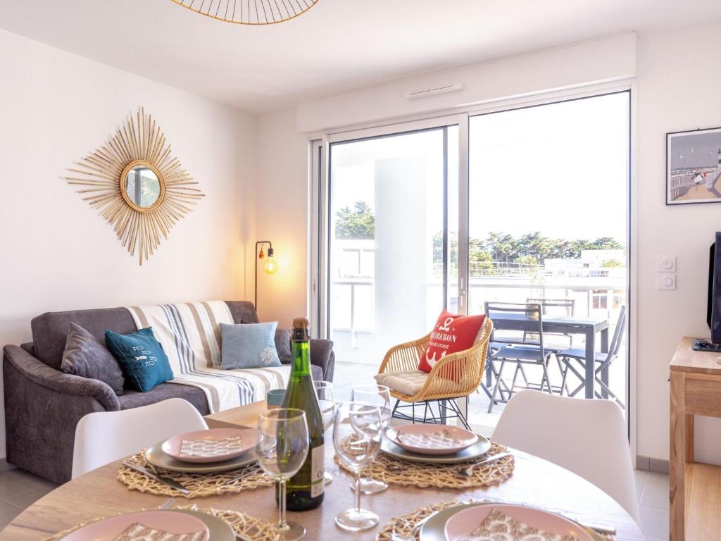 un salon avec un canapé et une table dans l'établissement Apartment Passage Saint-Clément by Interhome, à Quiberon
