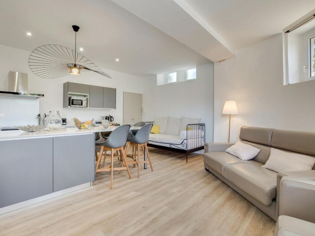 kuchnia i salon z kanapą i stołem w obiekcie Apartment Roche Ronde by Interhome w Biarritz