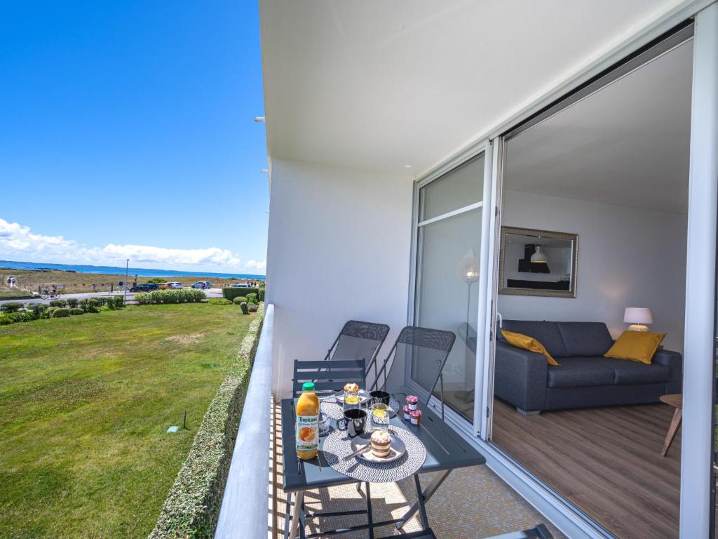 Część wypoczynkowa w obiekcie Apartment Résidence Les Trois Iles by Interhome
