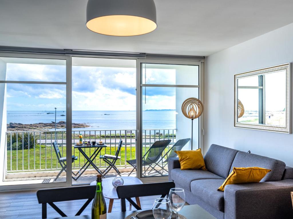 salon z kanapą i widokiem na ocean w obiekcie Apartment Résidence Les Trois Iles by Interhome w mieście Quiberon