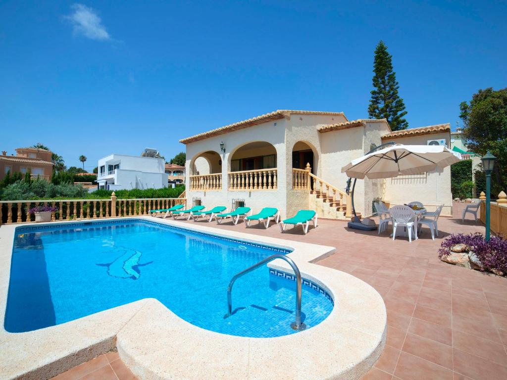 basen przed domem w obiekcie Holiday Home Marie Louise by Interhome w mieście Calpe