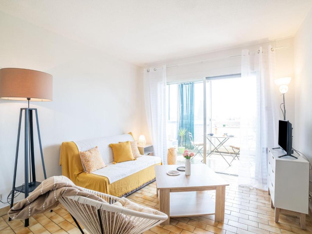 Televízia a/alebo spoločenská miestnosť v ubytovaní Studio LE BAHIA by Interhome