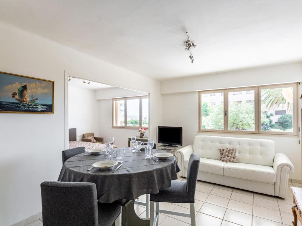 un salon avec une table et un canapé dans l'établissement Studio Le Grand Large-5 by Interhome, au Lavandou