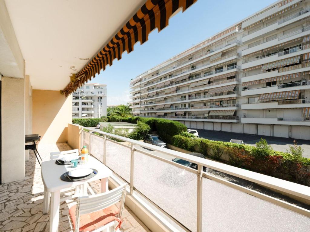 - un balcon avec une table et un bâtiment dans l'établissement Apartment Le Morélia by Interhome, à Cannes