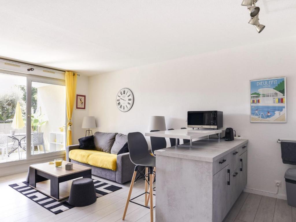 un salon avec un canapé et une table dans l'établissement Apartment Cimiez Les Pins by Interhome, à Nice