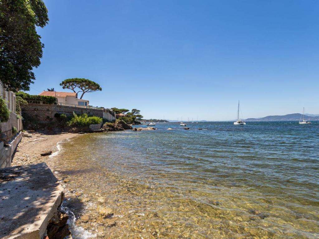 En strand vid eller i närheten av villan