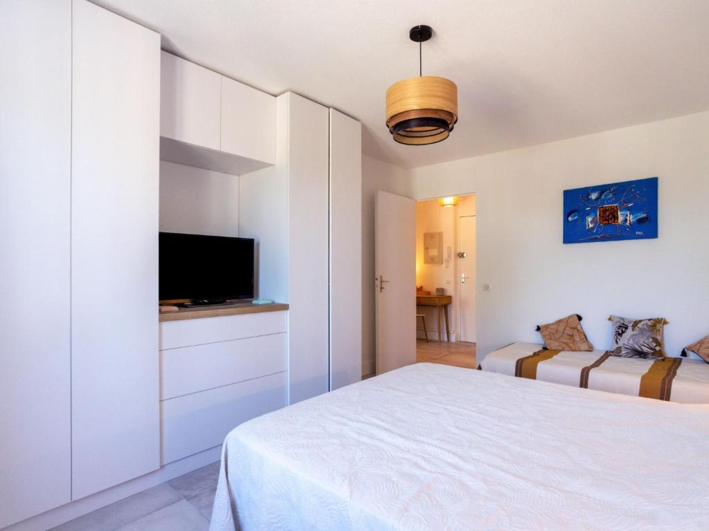 TV a/nebo společenská místnost v ubytování Apartment Rue de l'Amarrage by Interhome