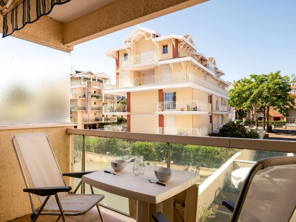 - un balcon avec une table et des chaises dans l'établissement Studio Joséphine-1 by Interhome, à Arcachon