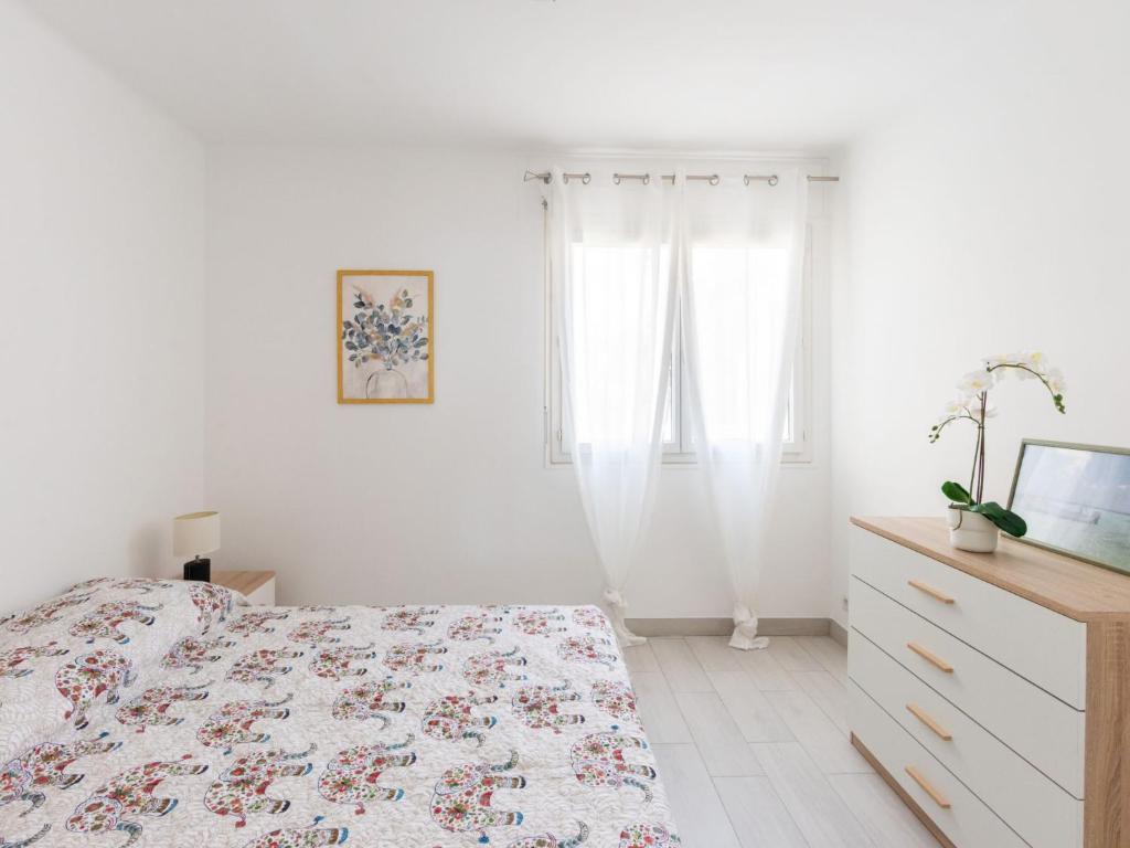 Llit o llits en una habitaci&oacute; de Apartment LES 3 CAPS by Interhome