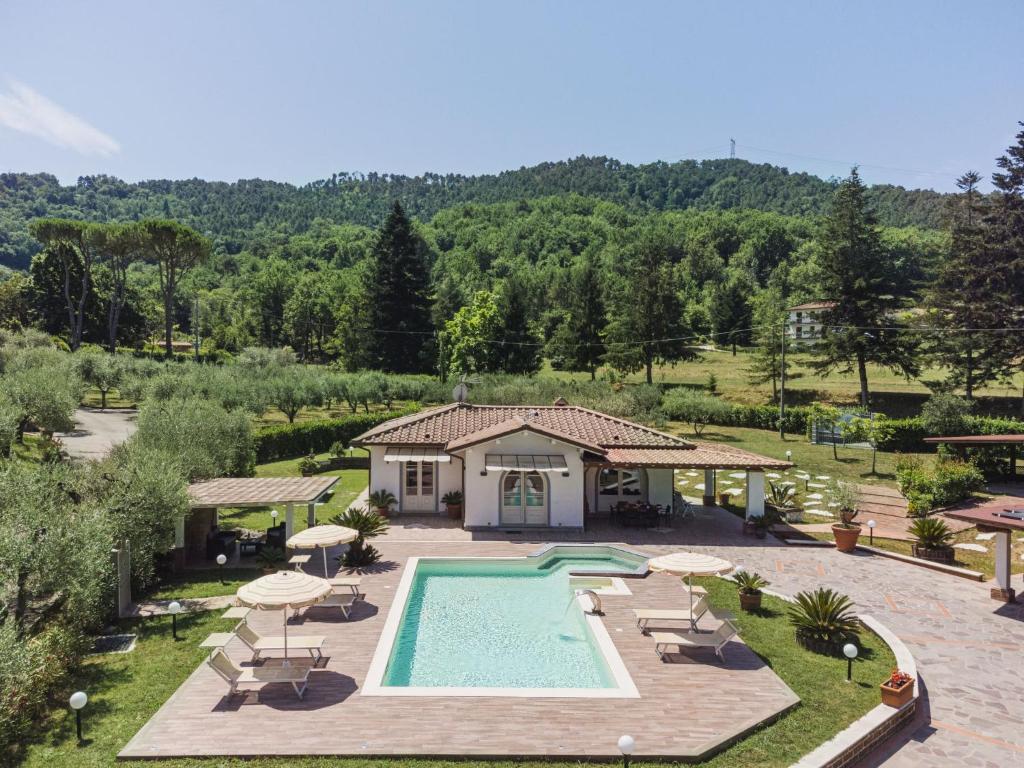 eine Luftansicht eines Hauses mit Pool in der Unterkunft Holiday Home Versilia Holiday by Interhome in Montemagno