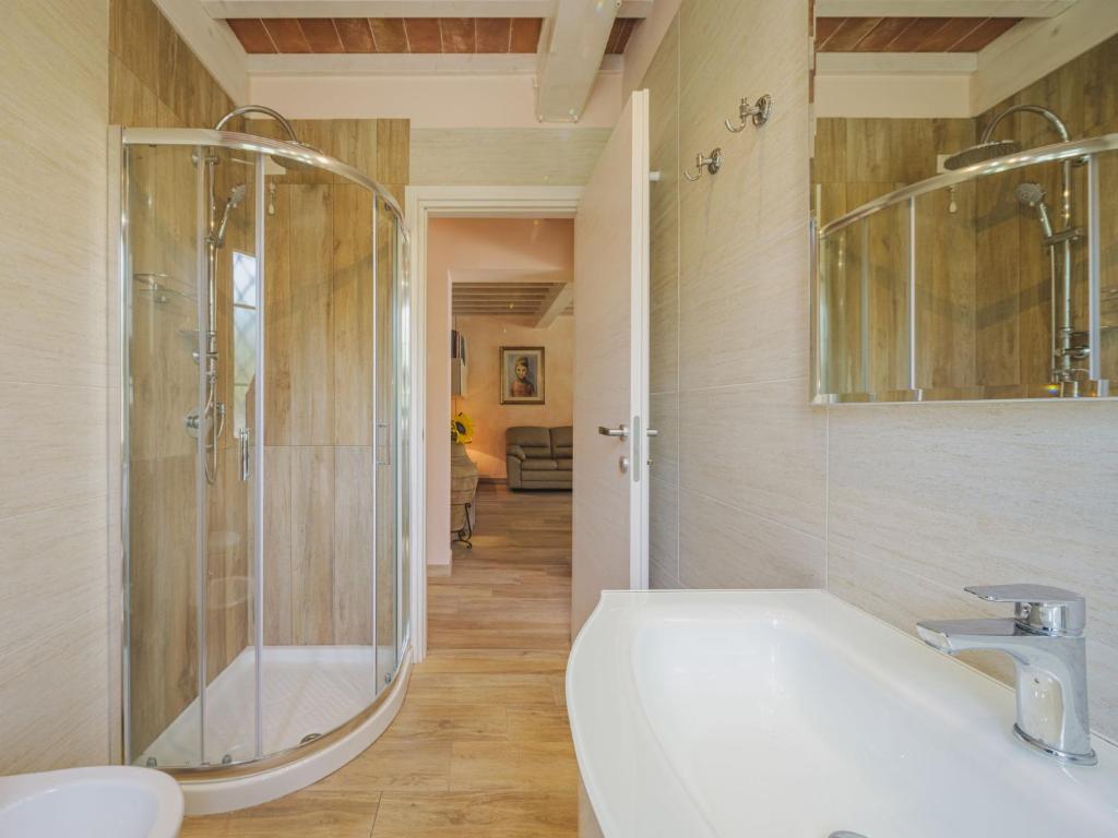 Kúpeľňa v ubytovaní Holiday Home Versilia Holiday by Interhome