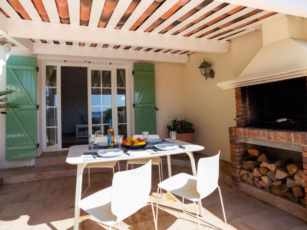 Telewizja i/lub zestaw kina domowego w obiekcie Holiday Home Les Résidences de Beauvallon by Interhome