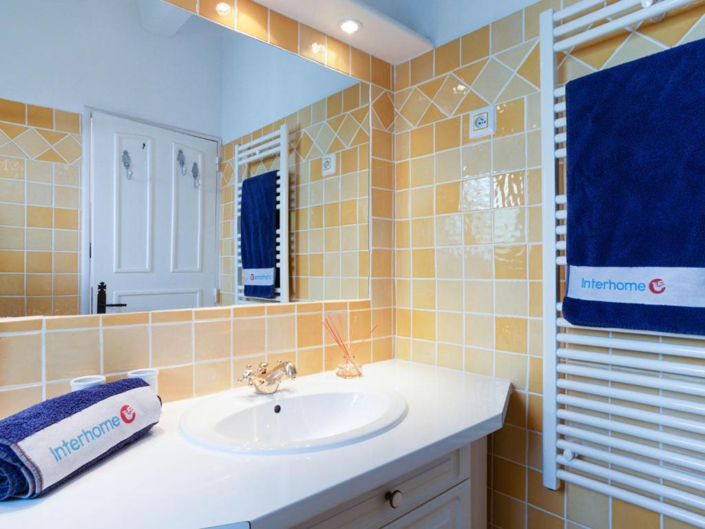 łazienka z umywalką i lustrem w obiekcie Holiday Home Les Résidences de Beauvallon by Interhome w mieście Grimaud