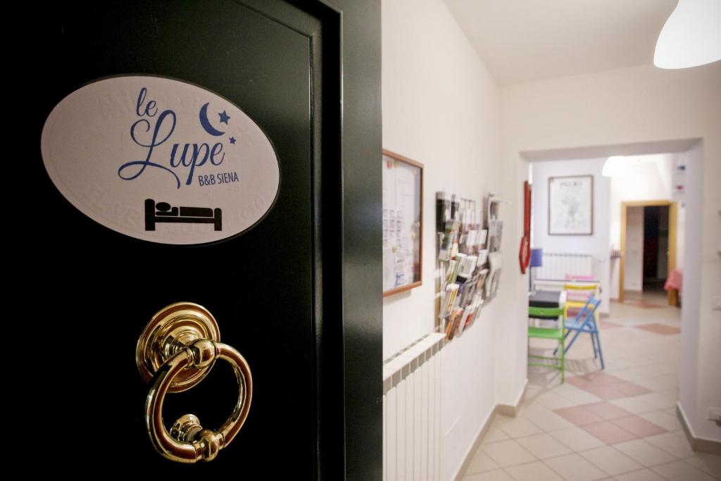 d'une porte noire avec un panneau indiquant que c'est un usage en direct dans l'établissement B&B Le Lupe, à Sienne