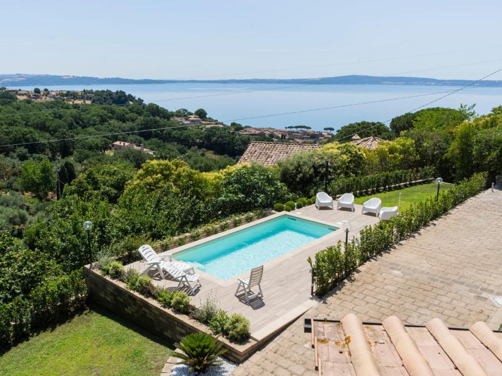 odkryty basen z widokiem na wodę w obiekcie Villa Villa Bougainvillea by Interhome w mieście Trevignano Romano