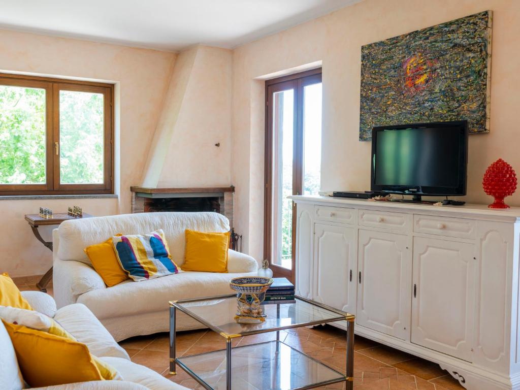 Telewizja i/lub zestaw kina domowego w obiekcie Villa Villa Bougainvillea by Interhome