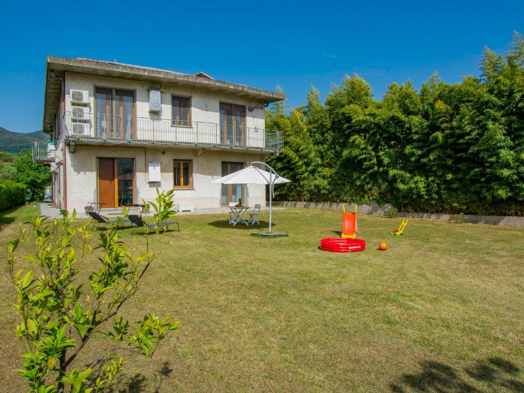 a house with a yard with a frisbee at Apartment More e Lamponi by Interhome in Avane