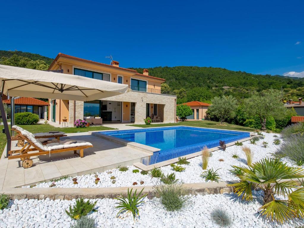 Bazén v ubytování Holiday Home Villa Alpeza by Interhome nebo v jeho okolí