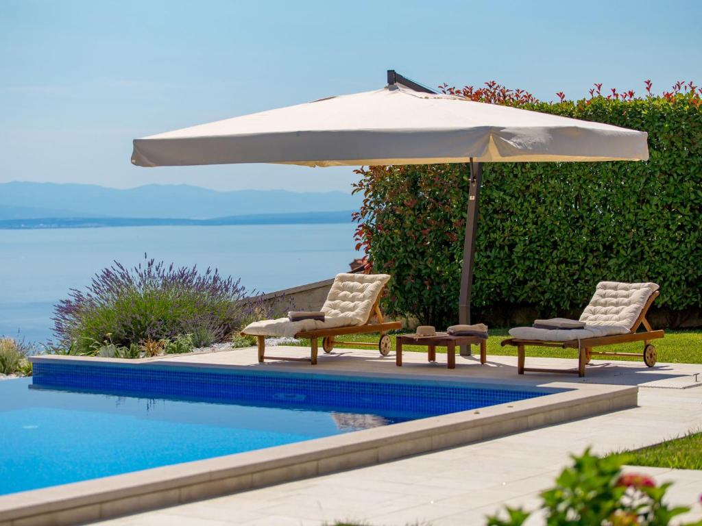 Bazén v ubytování Holiday Home Villa Alpeza by Interhome nebo v jeho okolí