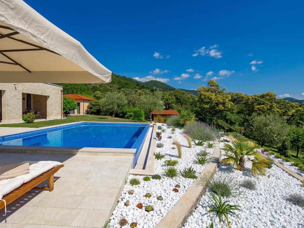 Bazén v ubytování Holiday Home Villa Alpeza by Interhome nebo v jeho okolí