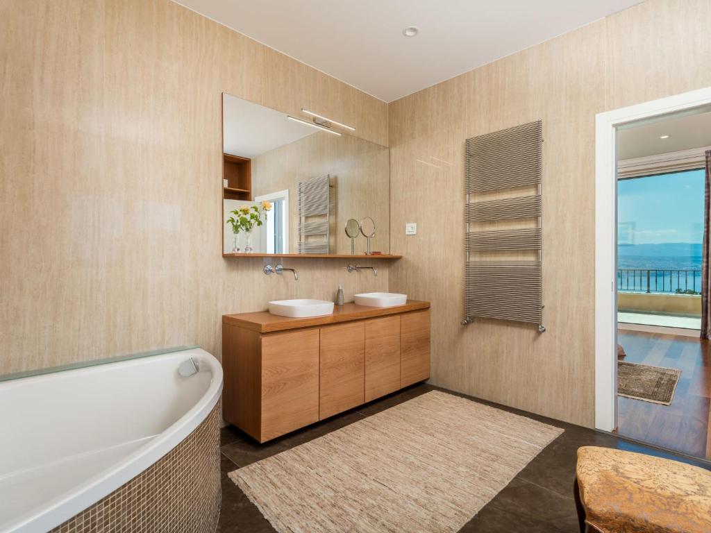Koupelna v ubytování Holiday Home Villa Alpeza by Interhome