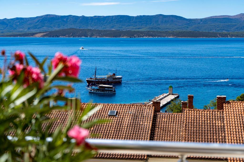 een uitzicht op een grote hoeveelheid water met een boot bij Apartments Villa Azzurra Bol in Bol