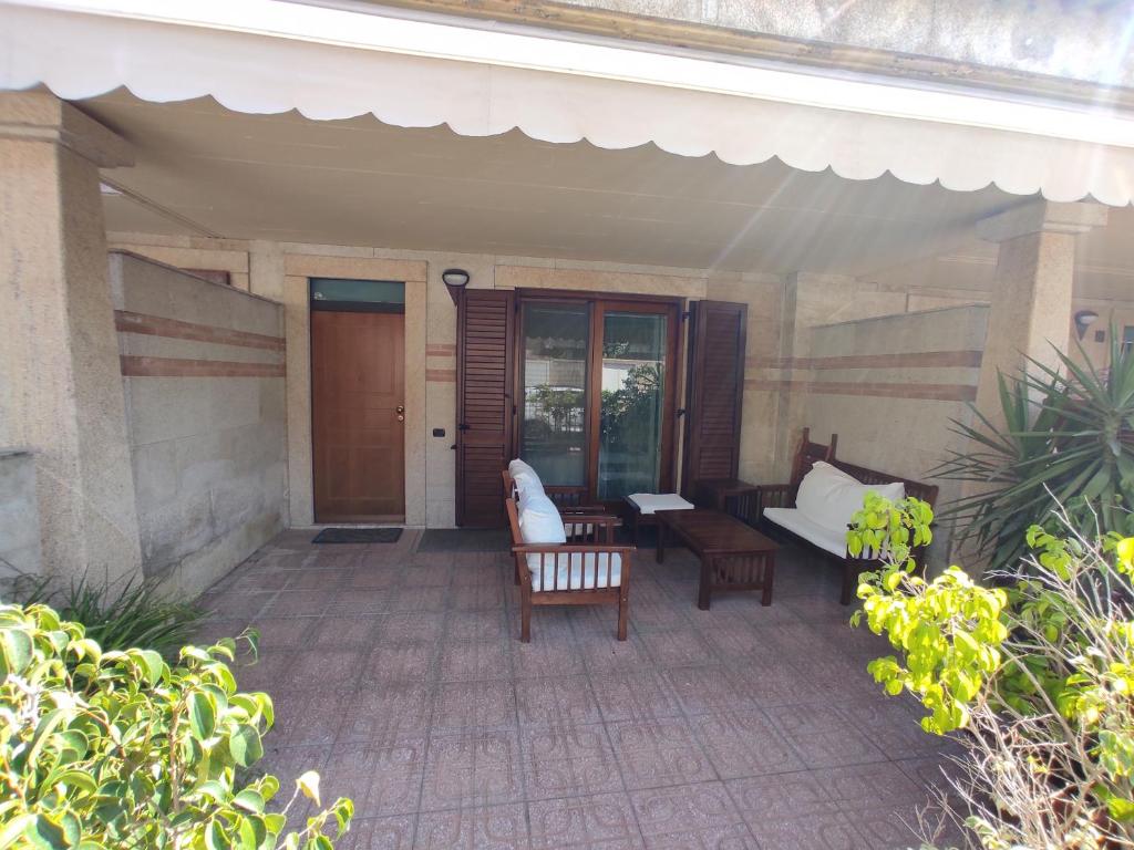 eine Terrasse mit Stühlen und einer Couch auf einem Haus in der Unterkunft Casa Stella in Torre Grande
