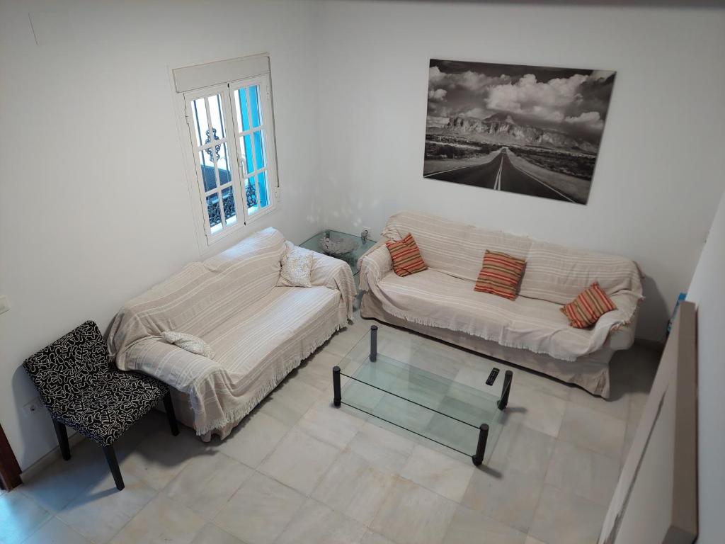 sala de estar con sofá y mesa de centro en Villa Puerto Santa María, en El Puerto de Santa María