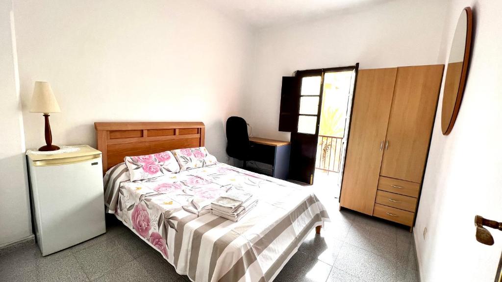 1 dormitorio con 1 cama con cómoda y silla en Central, quiet and comfortable room, breakfast, en Las Palmas de Gran Canaria
