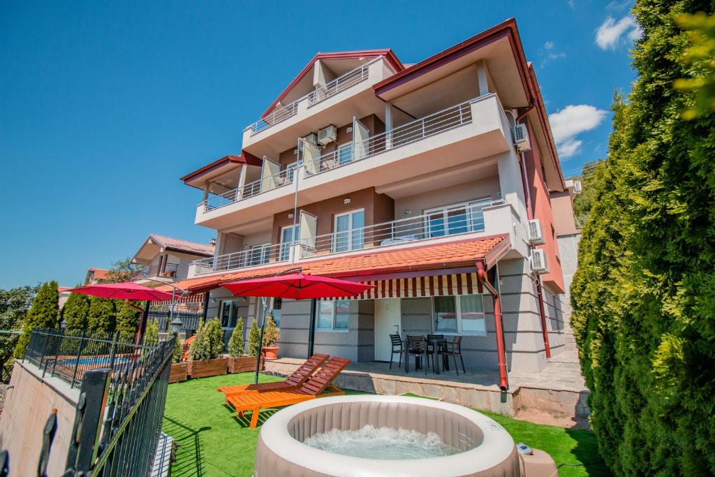 ein Haus mit einem Whirlpool im Hof in der Unterkunft Velestovo House in Ohrid