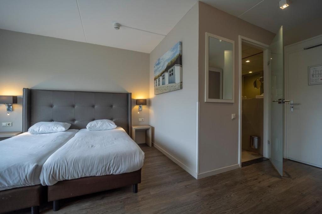 Postel nebo postele na pokoji v ubytování Fletcher Zuiderduin Beachhotel