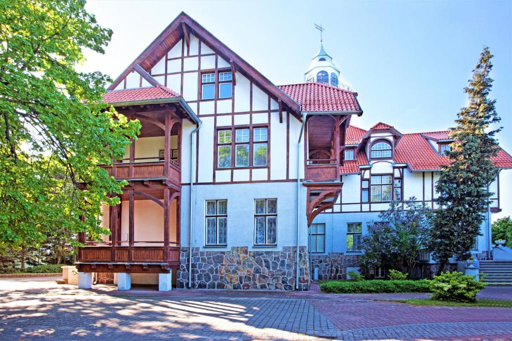 een groot huis met een torentje bij Rewita Rusałka in Sopot