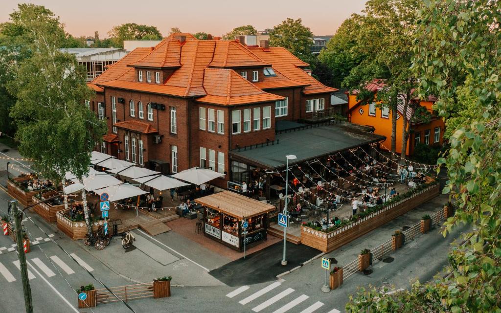 una vista aérea de una calle de la ciudad con una tienda en Hotel Villa Wesset en Pärnu