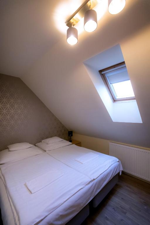 Posteľ alebo postele v izbe v ubytovaní Őzkút Apartmanház