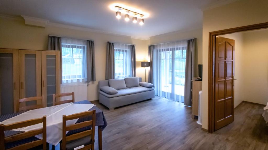 Posteľ alebo postele v izbe v ubytovaní Őzkút Apartmanház