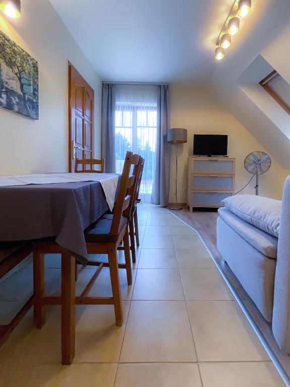 Televízia a/alebo spoločenská miestnosť v ubytovaní Őzkút Apartmanház
