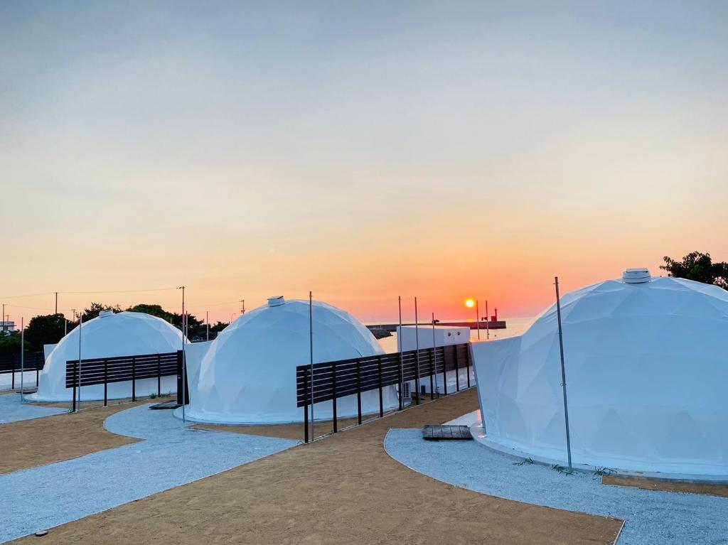 Východ nebo západ slunce při pohledu z luxury tent nebo okolí