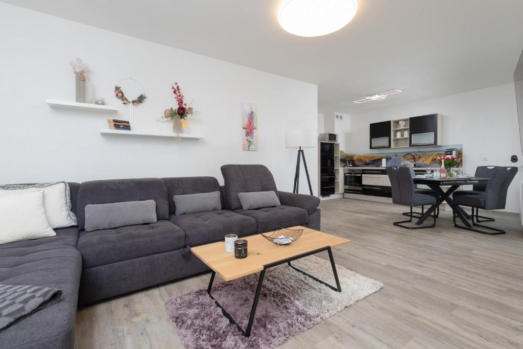 sala de estar con sofá y mesa en River and Port View Apartment by Renters, en Świnoujście
