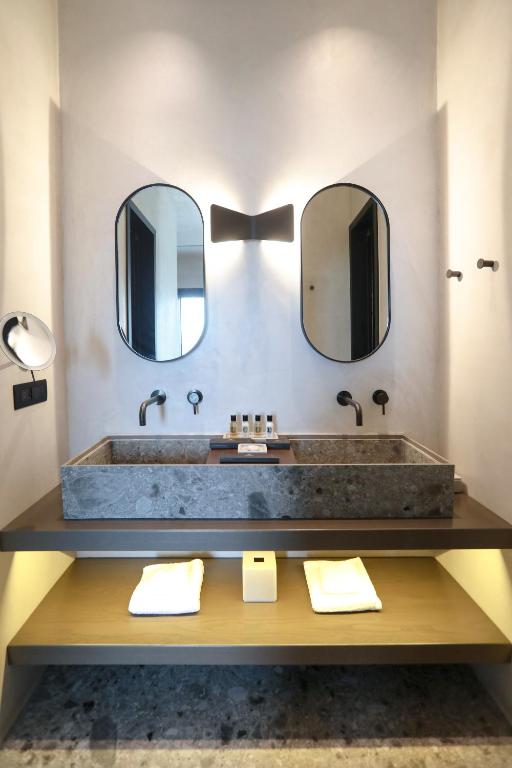 Koupelna v ubytování Aeonic Suites and Spa
