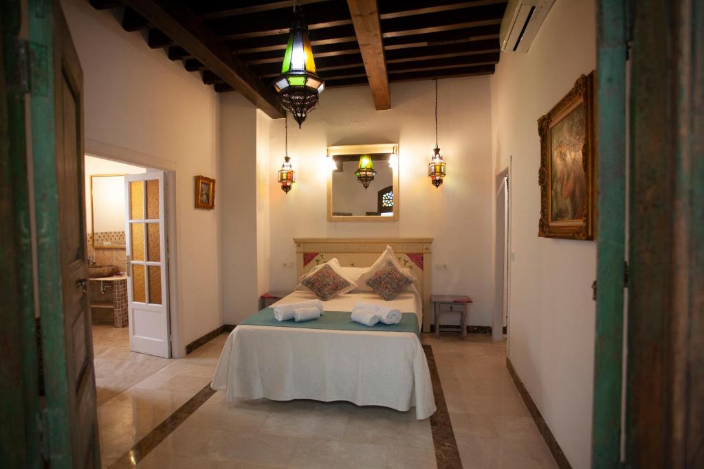 een slaapkamer met een bed in een kamer bij El Palacete de Cuevas in Cuevas del Almanzora