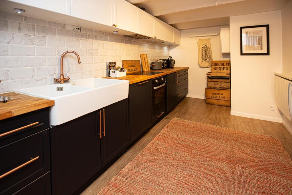 Kuchyňa alebo kuchynka v ubytovaní Beautiful converted one bedroom apartment