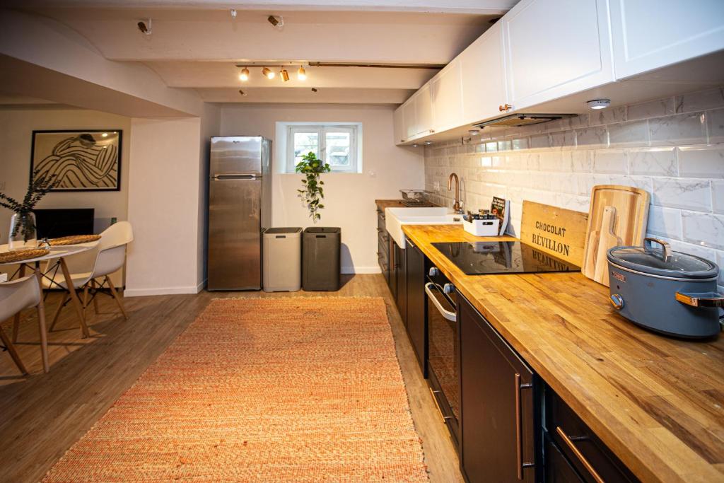 Kuchyňa alebo kuchynka v ubytovaní Beautiful converted one bedroom apartment