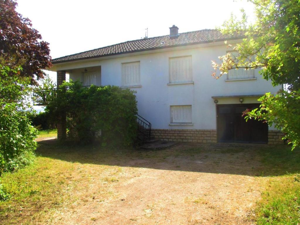 uma grande casa branca com um quintal em frente em Le Perthuis em Charnay-lès-Mâcon
