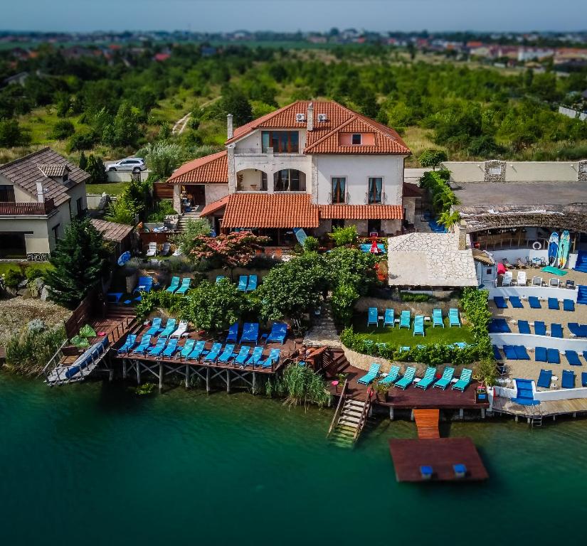 widok z góry na dom na wodzie w obiekcie Wellness apartmány Fürst w mieście Nová Lipnica