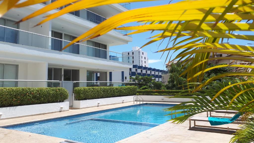 uma piscina ao lado de um edifício em Santa Marta Apartamento en Bello Horizonte em Santa Marta