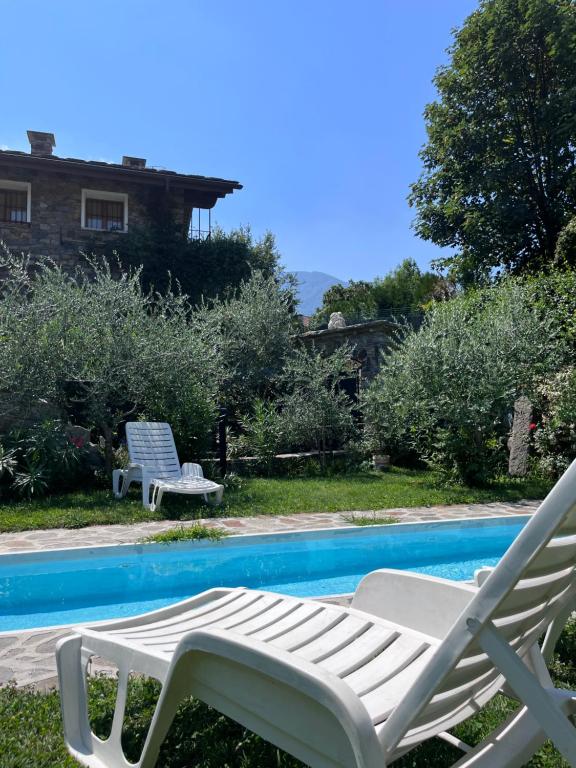 un sillón blanco junto a la piscina en Casa Unica- da Bruno, en Colico