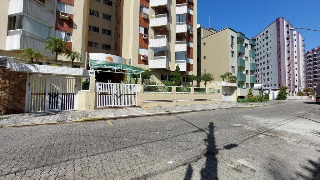 an empty street with a shadow of a building at Max House PG -Novo, 82m2, Guilhermina, Churrasqueira e prox a feirinha in Praia Grande