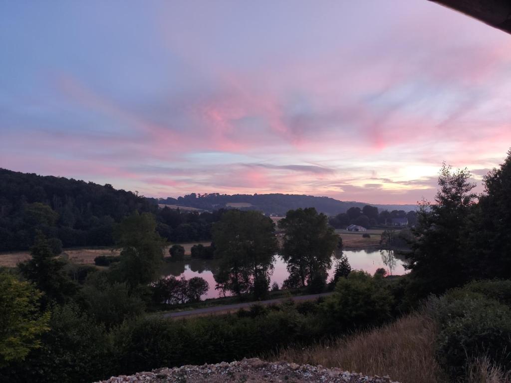 een uitzicht op een rivier met een zonsondergang op de achtergrond bij Tente Cottage (6p) Fécamp Etretat in Colleville