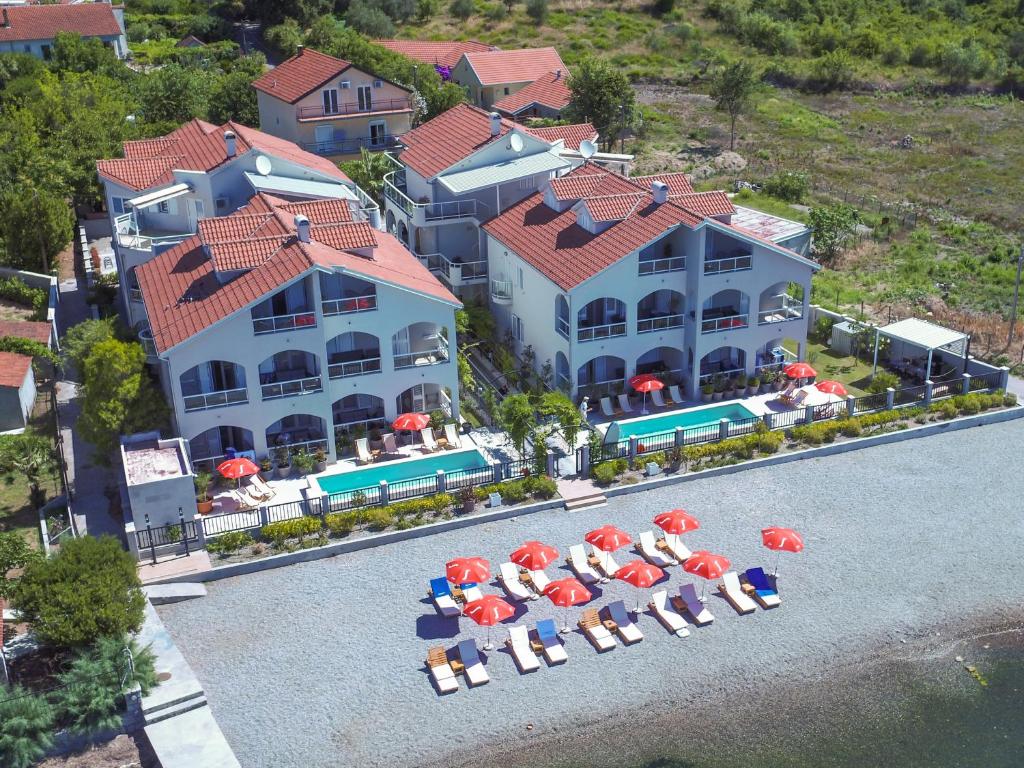 widok z góry na ośrodek z krzesłami i parasolami w obiekcie Laguna Mini Resort w mieście Tivat